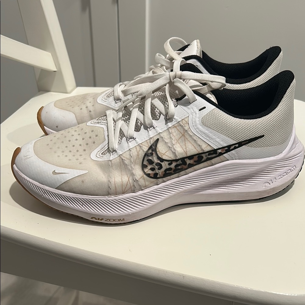 Nike Winflo 8 Women's Running Shoes with Leopard Swoosh - White
